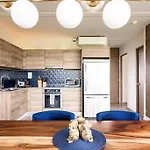 Designer Penthouse - Jungle Views, Bike To Beach