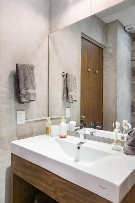 Designer Penthouse - Jungle Views, Bike To *