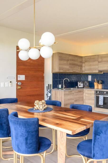 Designer Penthouse - Jungle Views, Bike To Apartment *